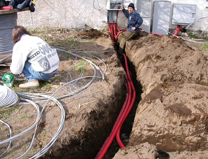 Scavo e posa cavi elettrici di alimentazione edificio residenziale