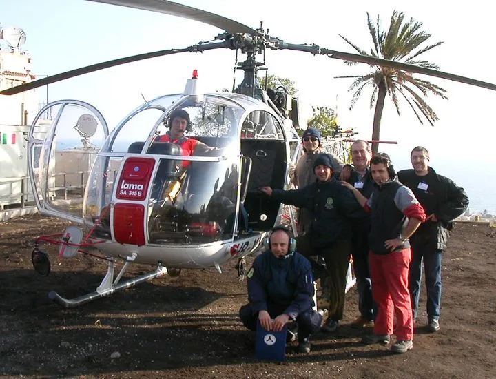 Squadra di lavoro con elicottero Lama SA 315B in quota