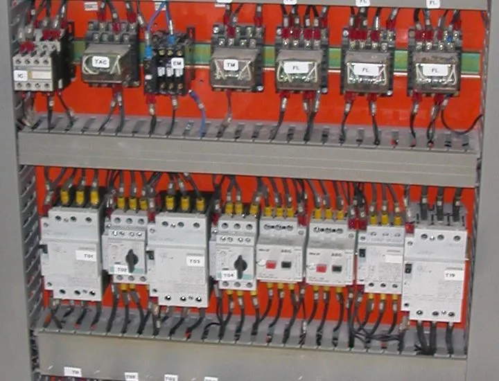 Quadro industriale con teleruttori e relè su piastra rossa